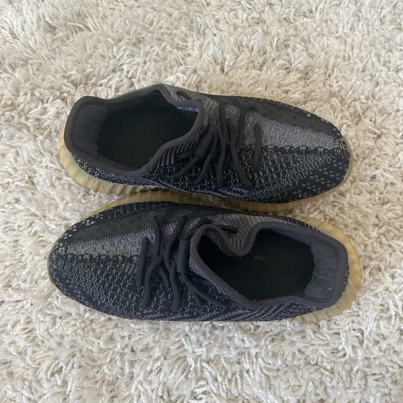 MENS SIZE 7 BLACK YEEZY BOOST 350 V2 LOW CARBON - Picture 3 of 5